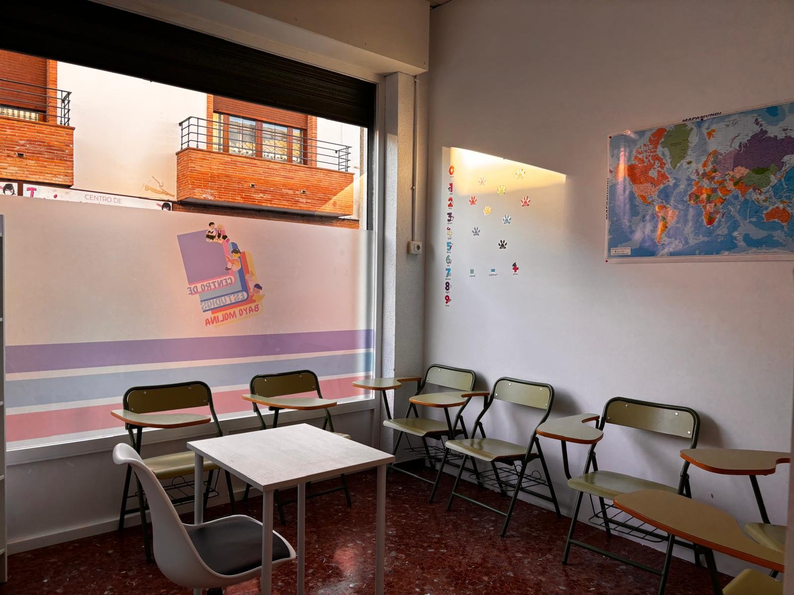 Sala de estudios con sillas amarillas