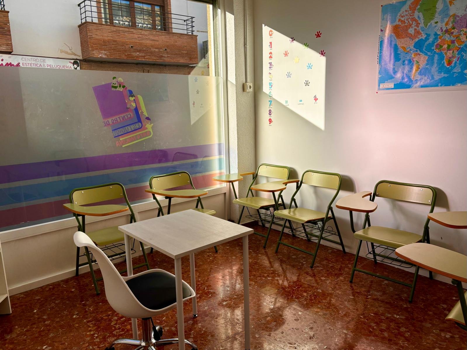 Sala de estudio con sillas amarillas